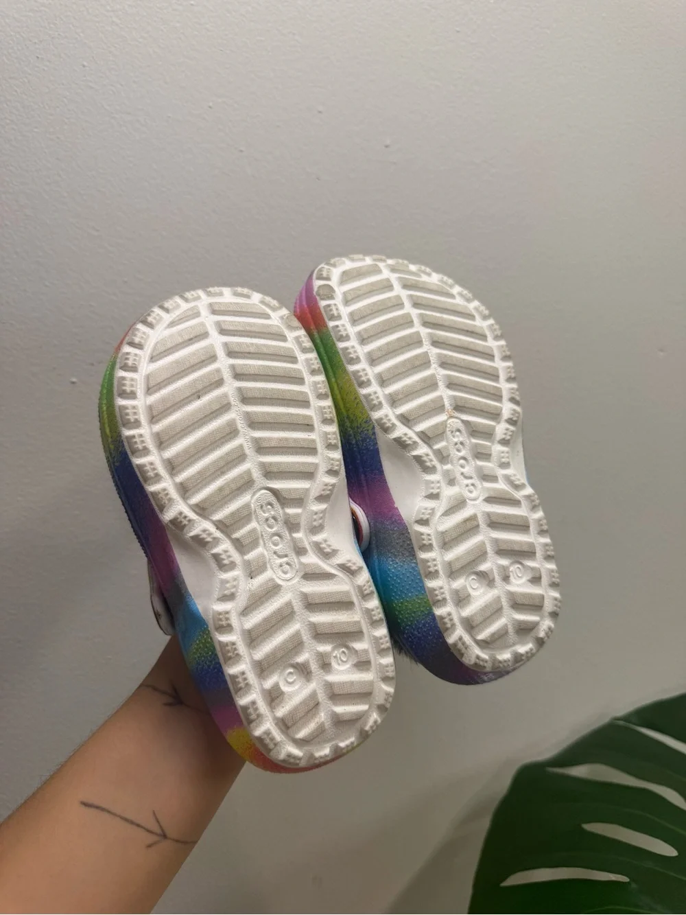 CROCS Kids Tie-Dye Rainbow Fuzzy Lined Clogs - Multicolor